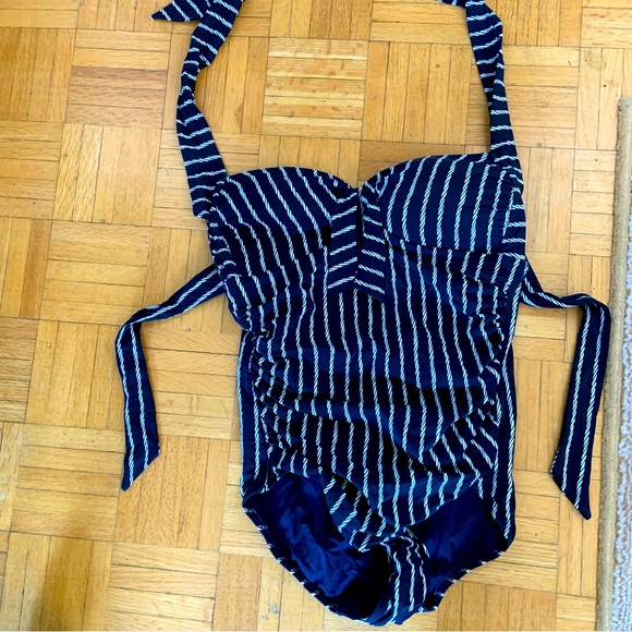 Seafolly flattering swimsuit - Picture 1 of 10